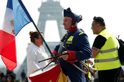 Un manifestante disfrazado en las protestas de este sábado en la Torre Eiffel