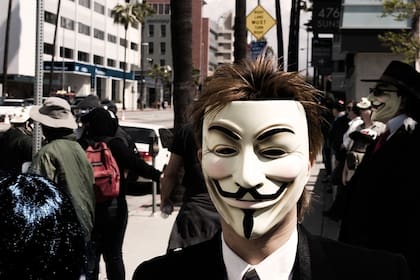 Un manifestante en las protestas de Anonymous contra la Iglesia de la Cienciología en 2008