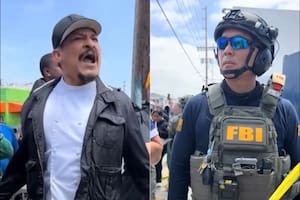 Un manifestante en las protestas migrantes contra los operativos del ICE en Los Ángeles enfrentó a un agente del FBI
