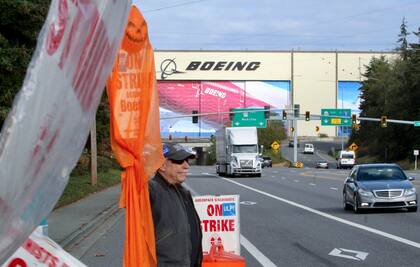 Un manifestante en medio de la huelga de Boeing, en Everett, Washington, el 22 de octubre del 2024