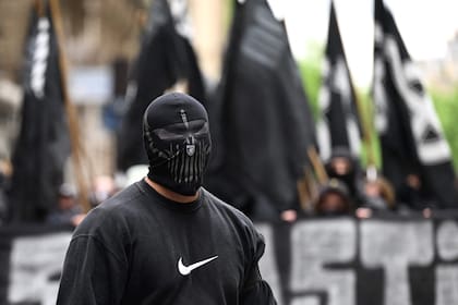 Un manifestante enmascarado, algo prohibido en Francia