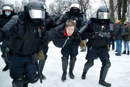 Un manifestante es detenido por la Policía durante una manifestación de apoyo al opositor Alexei Navalny, en San Petesburgo
