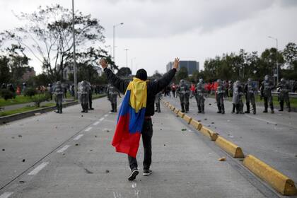 Un manifestante gesticula frente a las fuerzas de seguridad, en Bogotá, Colombia