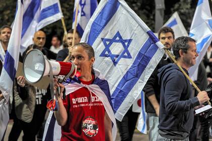 Un manifestante habla por un megáfono durante una manifestación contra la legislación de reforma judicial propuesta por el gobierno israelí en la ciudad central de Bnei Barak el 23 de marzo de 2023.