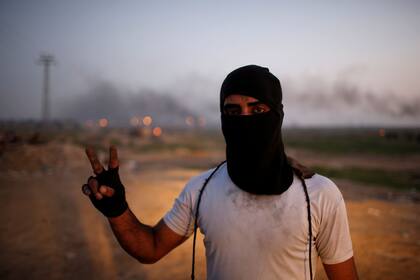 Un manifestante palestino, apodado "el hombre con el tirador de honda", gesticula en la escena de los enfrentamientos con las tropas israelíes cerca de la frontera con Israel, al este de la ciudad de Gaza