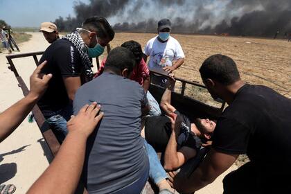 Un manifestante palestino herido es evacuado durante la protesta contra el traslado de la embajada de EE. UU. A Jerusalén