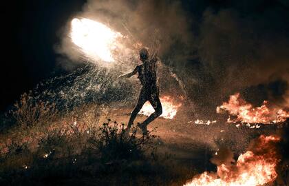 Un manifestante palestino quema neumáticos durante una protesta en la Franja de Gaza 