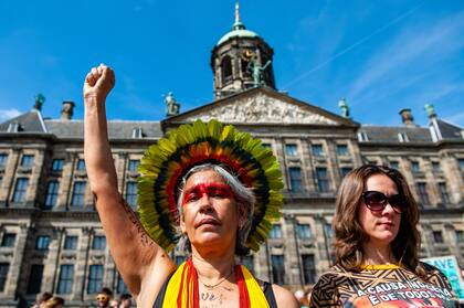 Un manifestante pidió a Brasil que actúe para proteger la selva amazónica de la deforestación y el fuego en una protesta en Amsterdam