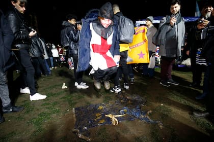 Un manifestante salta sobre la bandera de la Unión Europea en Londres