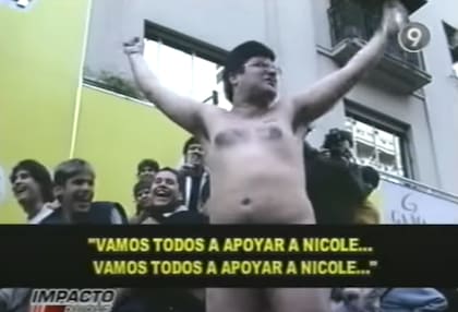 Un manifestante se desnudó en plena calle