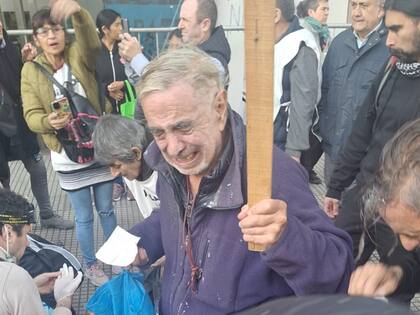 Un manifestante se limpia la cara con un pañuelo luego de ser rociado con gas pimienta por la Policía. Foto: X