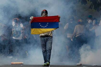 Un manifestante sosteniendo la bandera de Venezuela en una de las protestas de 2017