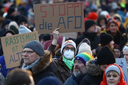Un manifestante sostiene un cartel que dice 'Stop AfD' durante una manifestación contra el racismo y la política de extrema derecha frente al edificio del Reichstag en Berlín
 (CHRISTIAN MANG / AFP)