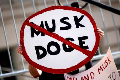 Un manifestante sostiene un letrero durante una protesta contra las políticas del presidente estadounidense Donald Trump y el multimillonario Elon Musk en Los Ángeles, el 17 de febrero de 2025
