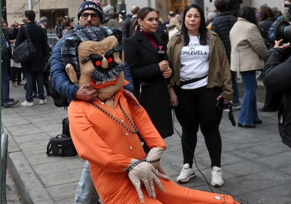 Un manifestante sostiene una efigie del expresidente venezolano Nicolás Maduro frente al tribunal federal de Manhattan antes de una audiencia judicial en el caso de tráfico de drogas contra Maduro, el jueves 26 de marzo de 2026 en Nueva York. (Foto AP/Heather Khalifa)