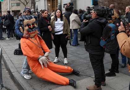 Un manifestante sostiene una efigie del expresidente venezolano Nicolás Maduro frente al tribunal federal de Manhattan