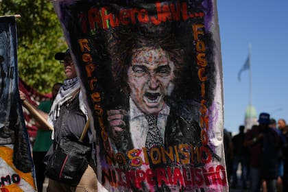 Un manifestante sostiene una pancarta con la imagen de Javier Milei durante una protesta contra el proyecto de reforma laboral
(AP Foto/Natacha Pisarenko)