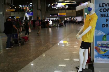 Un maniquí con la camiseta de Brasil recuerda el uso del barbijo en el aeropuerto de Guarulhos, en Río de Janeiro