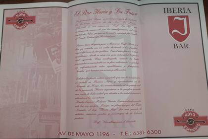 Un mantelito individual del bar Iberia de hace algunos años cuenta la historia del establecimiento