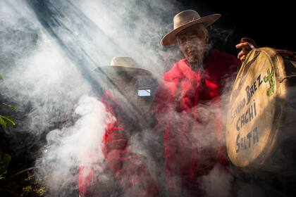 Un manto de humo de sahumerios cubre a la ciudad de Salta y gran parte del territorio provincial en los rituales en honor a la Pachamama.