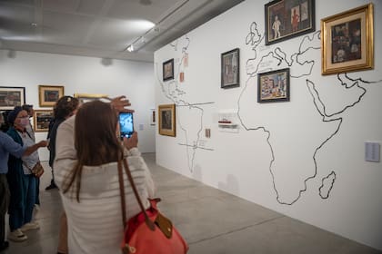 Un mapamundi indica las ciudades donde vivió o transitó Torres García y dialoga visual y conceptualmente con la obra exhibida en MACA 