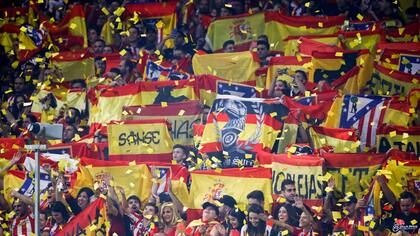 Un mar de banderas de España recibe al Barcelona en el estadio Wanda