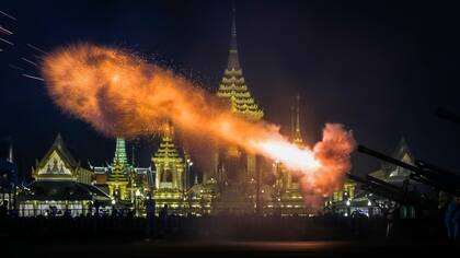 Los guardias reales tailandeses saludan durante la cremación real
