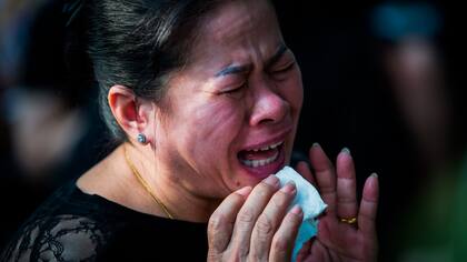 Un mar de deudos vestidos de negro se congregó en el corazón histórico de Bangkok, cuando comenzaron los rituales funerarios para el rey Bhumibol Adulyadej