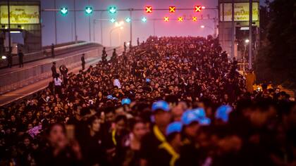 Los deudos esperan la procesión fúnebre del fallecido rey tailandés Bhumibol Adulyadej tenga lugar en Bangkok