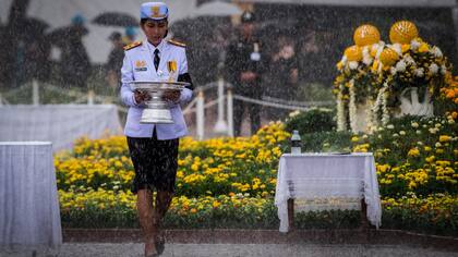 Una soldado tailandesa con uniformes de gala lleva flores en señal de respeto por el fallecido rey tailandés Bhumibol Adulyadej en el Monumento al Rey Rama V en Bangkok