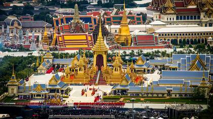 El carruaje real es llevada a los terrenos de cremación cerca del Gran Palacio en la procesión fúnebre del difunto rey tailandés Bhumibol Adulyadej