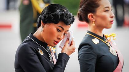 Las princesas Sirivannavari Nariratana y Bajrakitiyabha de Tailandia toman parte en la procesión de cremación real del difunto Rey Bhumibol Adulyadej en el Gran Palacio de Bangkok