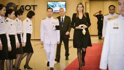 La Reina Máxima de los Países Bajos llega al aeropuerto internacional de Suvarnabhumi para asistir al entierro y la ceremonia de cremación real