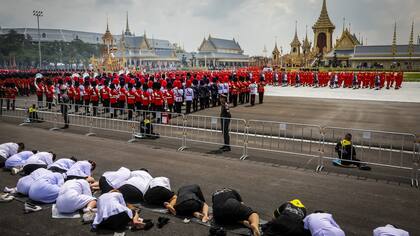 Un mar de deudos vestidos de negro se congregó en el corazón histórico de Bangkok, cuando comenzaron los rituales funerarios para el rey Bhumibol Adulyadej