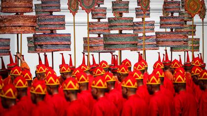 Un mar de deudos vestidos de negro se congregó en el corazón histórico de Bangkok, cuando comenzaron los rituales funerarios para el rey Bhumibol Adulyadej