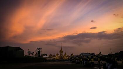Un mar de deudos vestidos de negro se congregó en el corazón histórico de Bangkok, cuando comenzaron los rituales funerarios para el rey Bhumibol Adulyadej