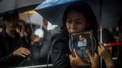 Un mar de deudos vestidos de negro se congregó en el corazón histórico de Bangkok, cuando comenzaron los rituales funerarios para el rey Bhumibol Adulyadej