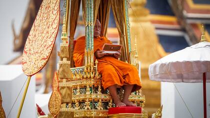 Un monje budista participa en la ceremonia de la cremación real del difunto rey de Tailandia, Bhumibol Adulyadej
