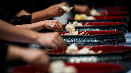Un mar de deudos vestidos de negro se congregó en el corazón histórico de Bangkok, cuando comenzaron los rituales funerarios para el rey Bhumibol Adulyadej