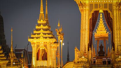 La urna real del difunto rey de Tailandia Bhumibol Adulyadej se ve dentro del crematorio real durante la cremación real simbólica cerca del Gran Palacio en Bangkok