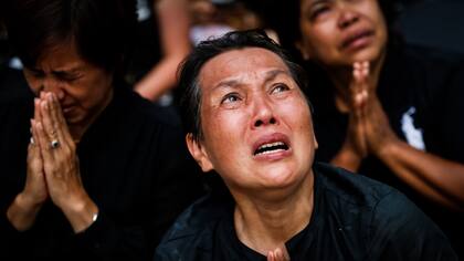 Un mar de deudos vestidos de negro se congregó en el corazón histórico de Bangkok, cuando comenzaron los rituales funerarios para el rey Bhumibol Adulyadej
