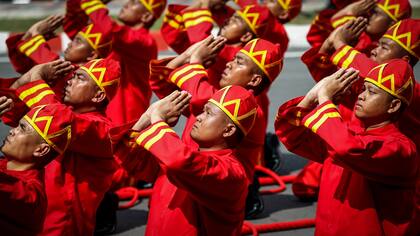 Un mar de deudos vestidos de negro se congregó en el corazón histórico de Bangkok, cuando comenzaron los rituales funerarios para el rey Bhumibol Adulyadej