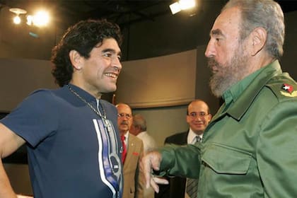 Un Maradona joven en uno de sus tantos encuentros con el presidente de facto de Cuba.