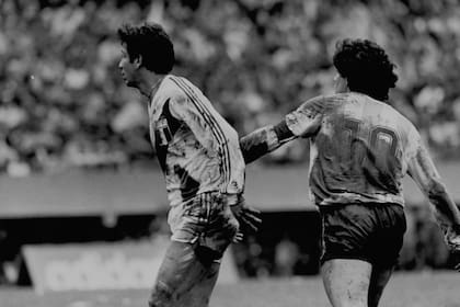 Un Maradona todo embarrado hizo un despliegue descomunal para escaparse de la marca de Reyna en 1985