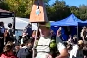 Córdoba: un corredor alcanzó la línea de llegada, festejó cabeceando un cencerro y se abrió la frente