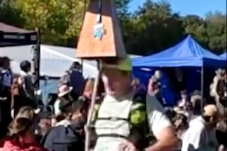 Córdoba: un corredor alcanzó la línea de llegada, festejó cabeceando un cencerro y se abrió la frente