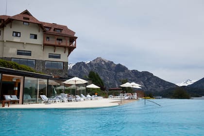 Un marco perfecto para la piscina del Llao Llao.