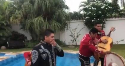 Un mariachi cayó a una pileta en medio de romántica serenata