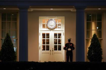 Un Marine vigila la entrada de acceso al Ala Oeste en la Casa Blanca