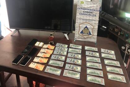 Parte del dinero secuestrado durante los allanamientos